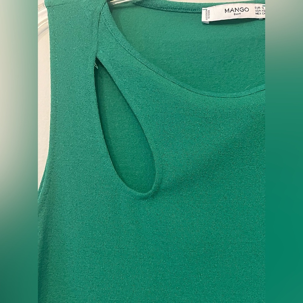 Green Keyhole Tank Top - Picture 3 of 4